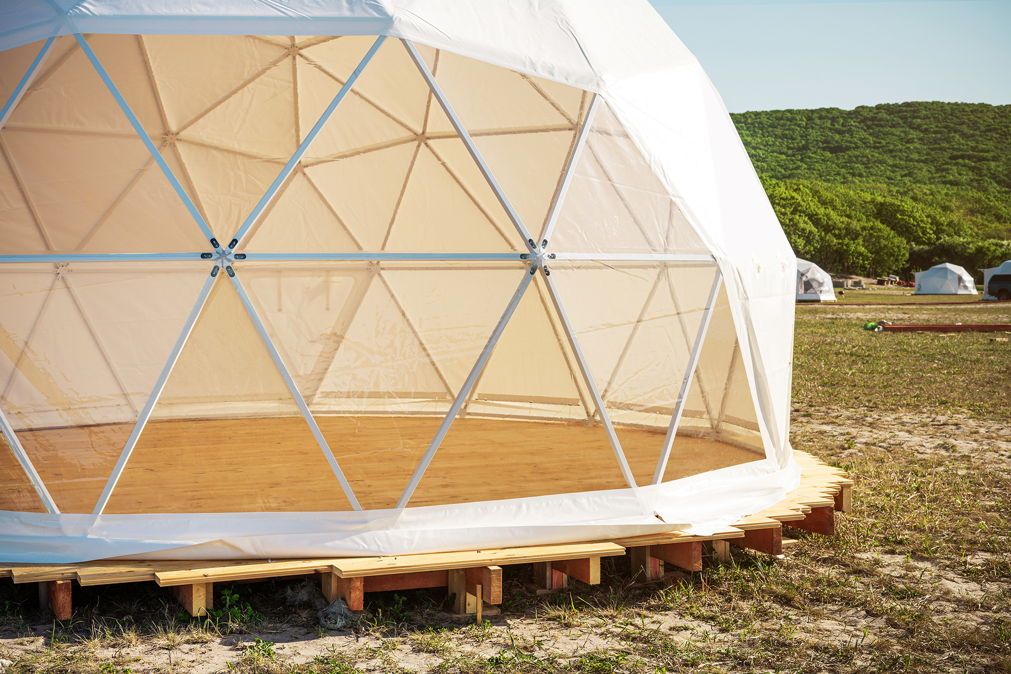 Geodesic glamping white house with panoramic windows. Setting up
